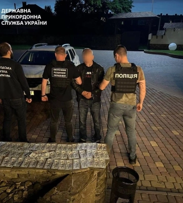 Водій зіштовхнув авто в кювет і втік після затримання організатора незаконної переправи через кордон