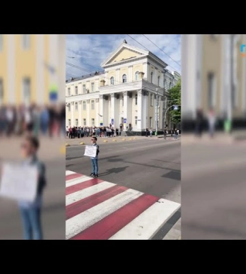 Житомиряни вийшли в центр міста на Всеукраїнську хвилину мовчання у День героїв. ВІДЕО