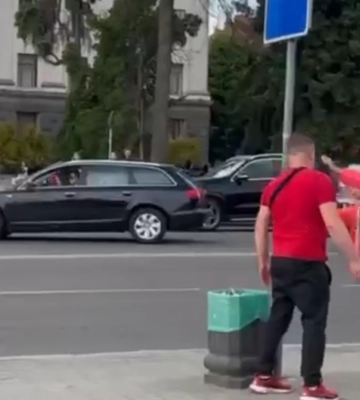 Перебігала перед авто: у центрі Луцька чоловік побив жінку (відео)