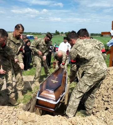 Багатодітний батько, котрий повернувся з-за кордону і пішов на війну: у Луцькому районі поховали Героя Дмитра Чижевича. Фото