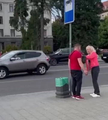 У центрі Луцька чоловік вдарив жінку: поліція шукає свідків