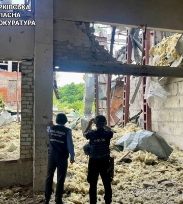 Горит цех с бумагой: в Харькове ликвидируют последствия удара россиян по гражданскому объекту