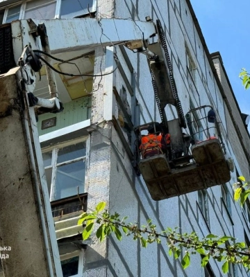 У Дніпрі ремонтують фасад будинку ОСББ, який постраждав від російського обстрілу