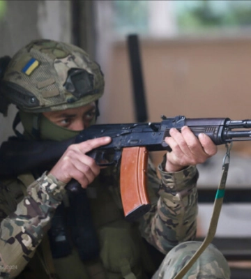 Окупанти завʼязли у вуличних боях за Вовчанськ – Сирський