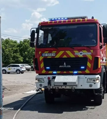 У Дніпрі перекинулася вантажівка: травмовані двоє людей