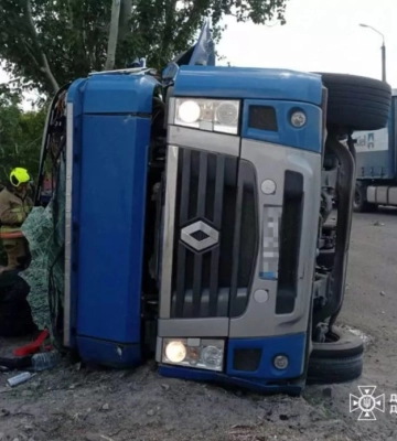 У Дніпрі вантажівка в’їхала в дерево і перекинулася: постраждали водій та пасажирка