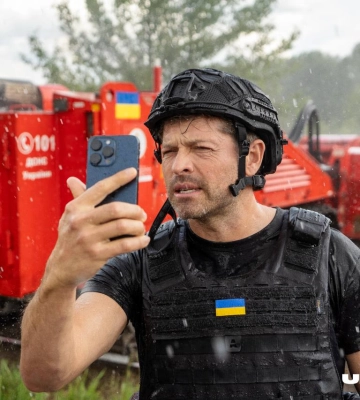 Актор серіалу «Надприродне» Міша Коллінз відвідав Сумщину: збирає кошти на розмінування