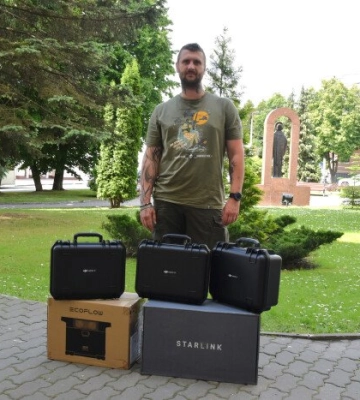 Луцька міська рада передала військовим Starlink, квадрокоптери та зарядну станцію