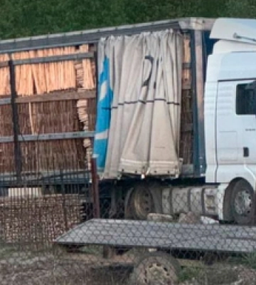 Мешканців Львівщини затримали під час вивезення за кордон лісоматеріалів