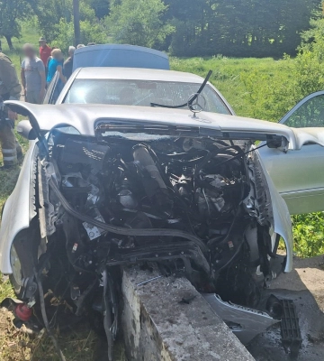 На Прикарпатті авто в'їхало у міст: постраждали люди На Прикарпатті авто в'їхало у міст: постраждали люди