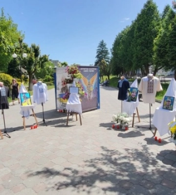 На Прикарпатті організували виставку вишиванок загиблих героїв