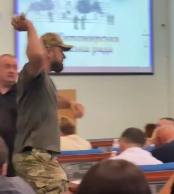 Призвал пересмотреть свою мораль: в Житомире боец ВСУ забросал землей депутатов горсовета (видео)