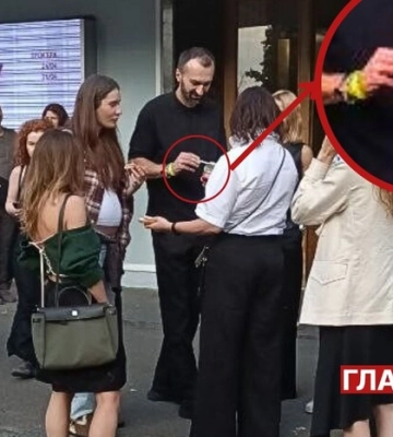 Їв ложкою ікру біля храму мистецтва. Поява Сергія Лещенка у центрі Києва здивувала очевидців Їв ложкою ікру біля храму мистецтва. Поява Сергія Лещенка у центрі Києва здивувала очевидців