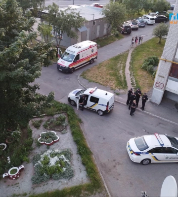У Житомирі, випавши з сьомого поверху, загинула жінка