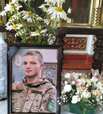 Його весільний коровай розламали на кладовищі: на Волині провели в останню дорогу молодого воїна Артема Тюрина