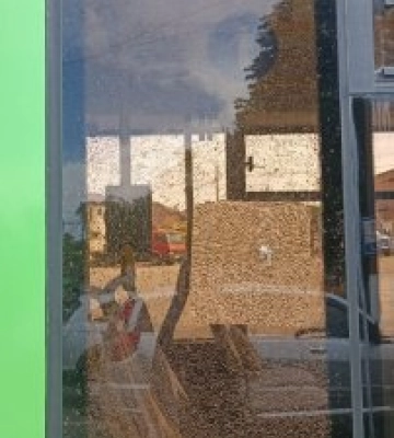 Невідомі в Житомирі розбили камінням скло у комунальному автобусі
