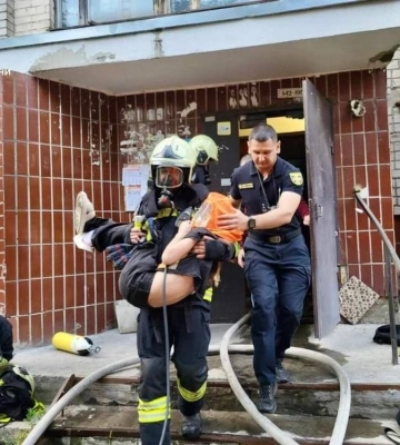 У Черкасах спалахнула пожежа в багатоповерхівці: мешканців евакуювали рятувальники