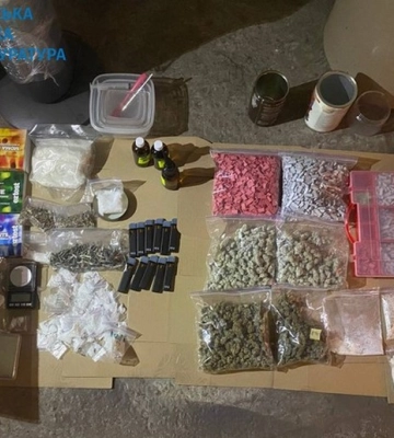 Пакував наркотики у пакети для документів та упаковки від собачого корму: у Києві затримали наркоторговця