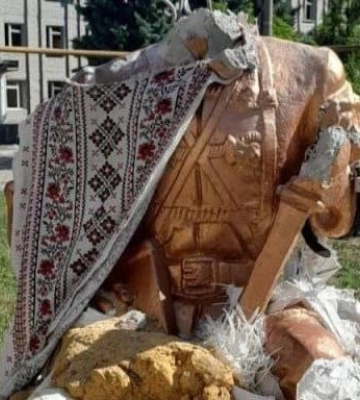 Очередное преступление: россияне разрушили памятник Нестору Махно в Гуляйполе