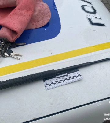 В Ужгороді чоловік розгулював із кийком