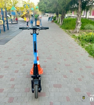 В Одесі 16-річна електросамокатниця травмувала 6-річну дівчинку на дитячому майданчику
