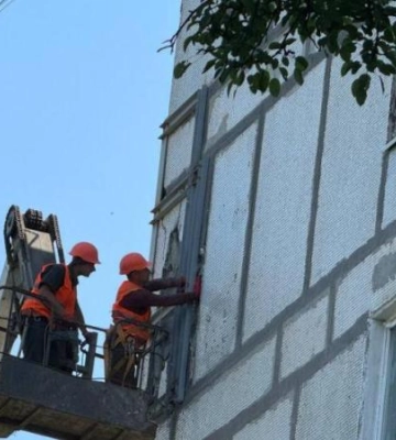 У Дніпрі ремонтують фасад будинку ОСББ у Новокодацькому районі, який постраждав через ворожий ракетний обстріл. Для мешканців&amp;hellip;