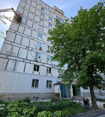 У Дніпрі ремонтують фасад будинку ОСББ у Новокодацькому районі, який постраждав через ворожий ракетний обстріл. Для мешканців роботи цілком безкоштовні