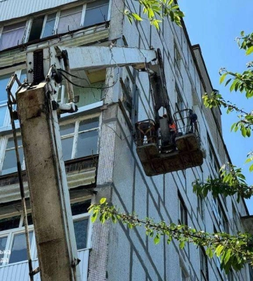 У Дніпрі ремонтують фасад будинку ОСББ у Новокодацькому районі, який постраждав через ворожий ракетний обстріл. Для мешканців роботи цілком безкоштовні