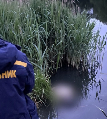 У Києві рятувальники ДСНС дістали з озера тіло чоловіка