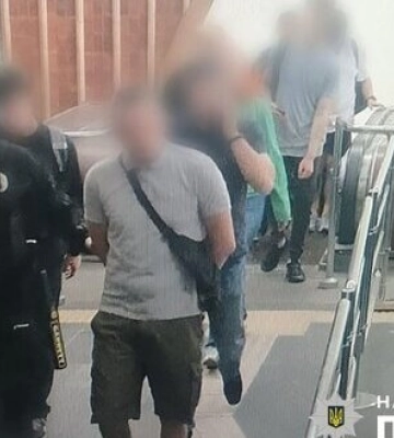 У київській підземці нетверезий чоловік напав з ножем на пасажира метро: підозрюваного затримали. ФОТОрепортаж