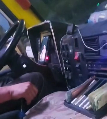 Мешканці Дніпра поскаржилися на водія маршрутки, який дивиться відео під час поїздок
