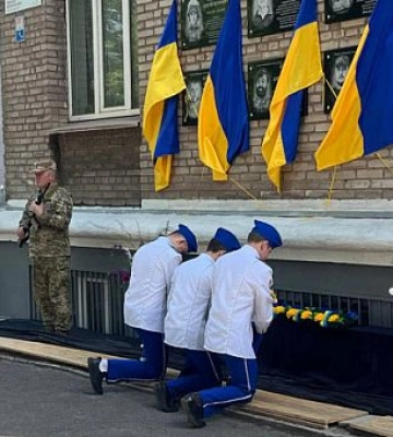 У Криворізькій гімназії №73 відкрили 8 меморіальних дошок полеглим Героям