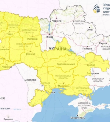 "Жовтий" рівень небезпечності: українців попередили про грози зі шквалами