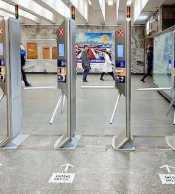 У київському метро зламався сервіс оплати проїзду банківською карткою