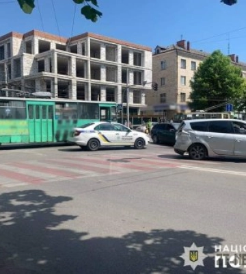 У Житомирі внаслідок зіткнення автівки та тролейбуса постраждала жінка, яка переходила дорогу