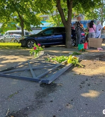 В Миколаєві після зіткнення з «Шевроле» «Хонда» збила паркан та вилетіла на тротуар