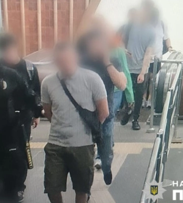 У київському метро нетверезий чоловік з ножем влаштував бійку