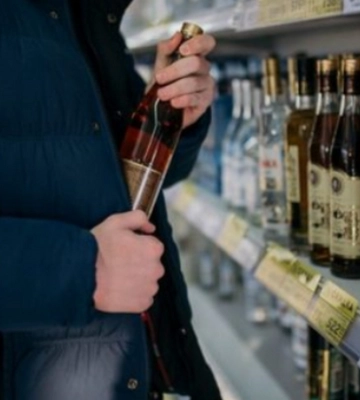 У Дніпрі чоловік випив пляшку віскі просто у магазині, щоб потрапити у в’язницю