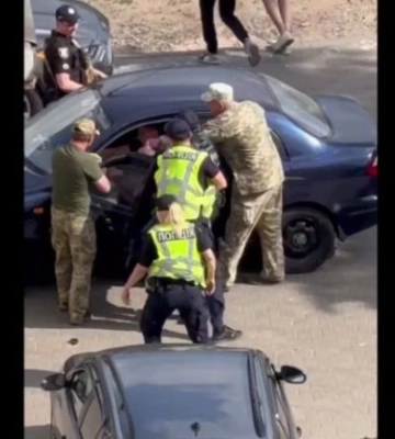В Сумах полиция и военные силой вытащили мужчину из авто: в ТЦК объяснили инцидент