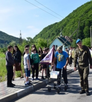 На Буковині волонтер під час благодійного марафону на ходунках зібрав понад ₴400 тисяч для ЗСУ
