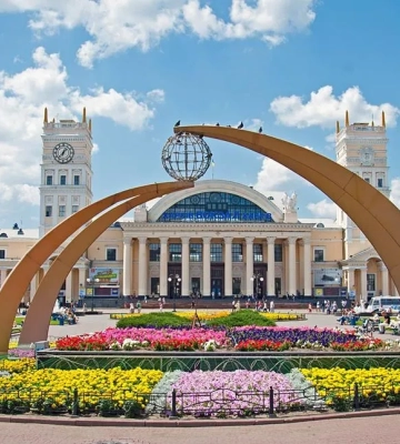 У Харкові внаслідок атаки балістикою зруйновано ліцей та пошкоджено будинок