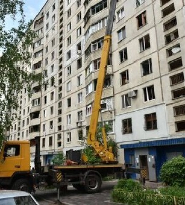 Ворог ударив по Слобідському району Харкова: частково зруйновано ліцей, знищено понад 30 автівок