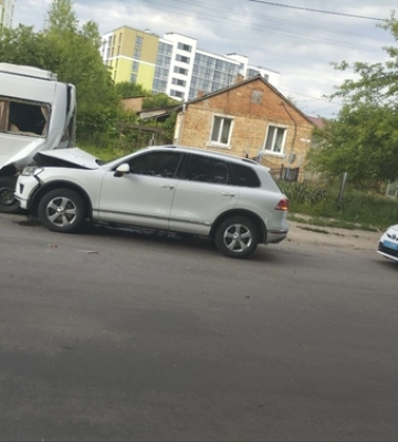 У Луцьку легковик влетів у бус 
