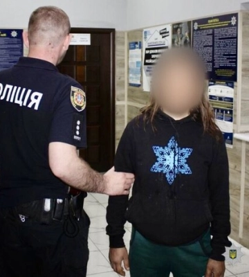 В Одесі жінка використала прапори України як туалетний папір 