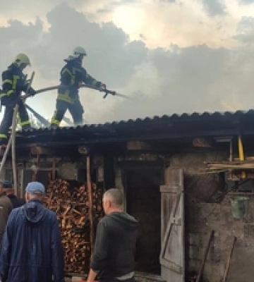На Волині через грозу загорівся хлів, де були свині  
