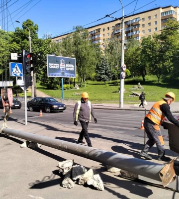 На важливому перехресті у Рівному замінили аварійну опору, яка могла впасти