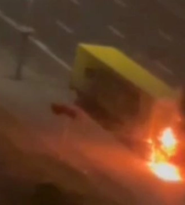 В Киеве на дороге загорелась фура, видео