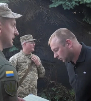 Як у Луцьку роздають повістки (відео)