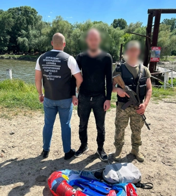 Біля кордону на Одещині затримали утікача з дитячим надувним матрацом