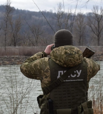 На Закарпатті двоє ухилянтів відібрали зброю в прикордонника і втекли в Румунію, - журналіст